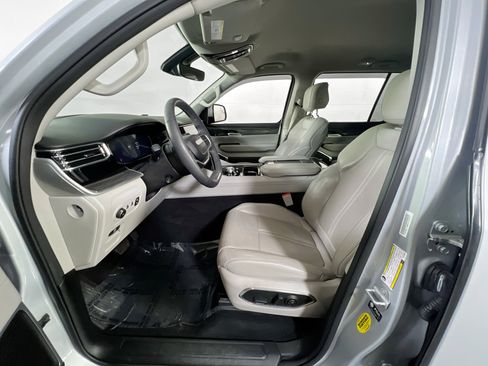 Used 2022 Jeep Wagoneer Series III w/ Flexible Seating Group image 21