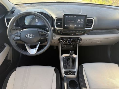 Used 2025 Hyundai Venue SEL image 9