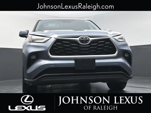 Used 2021 Toyota Highlander XLE AWD/4WD image 16