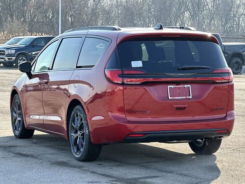New 2026 Chrysler Pacifica Limited w/ S Appearance Package image 4