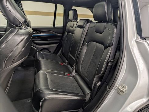 Used 2024 Jeep Grand Cherokee Overland AWD/4WD image 16