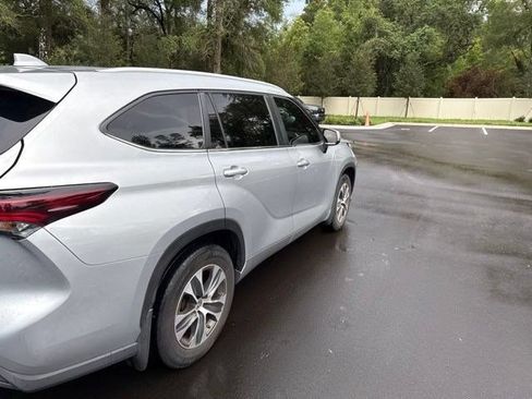 Used 2024 Toyota Highlander XLE FWD image 4