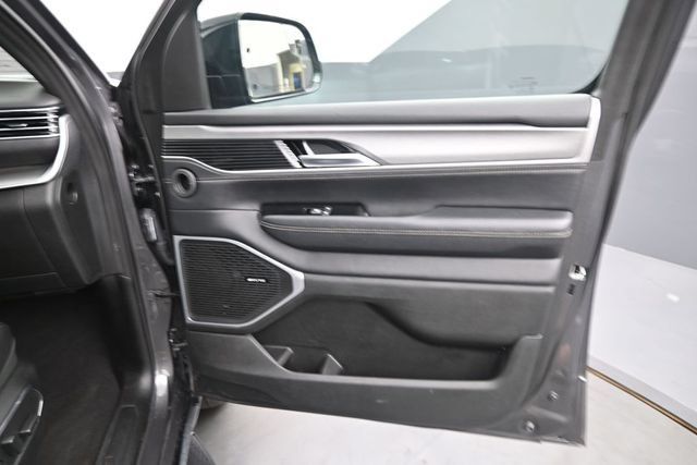 Used 2025 Jeep Wagoneer 4WD image 12