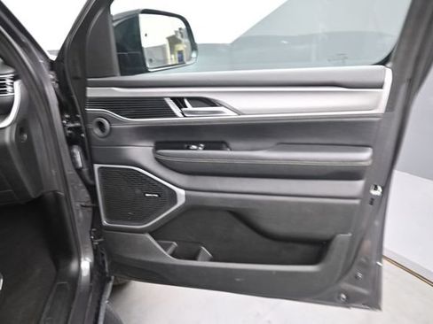 Used 2025 Jeep Wagoneer 4WD image 12