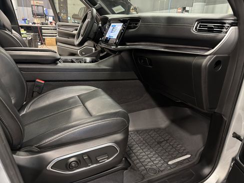 Used 2024 Jeep Wagoneer 4WD w/ Premium Group I image 24