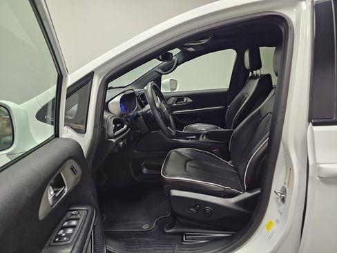 Used 2022 Chrysler Pacifica Limited w/ S Appearance Package FWD image 19