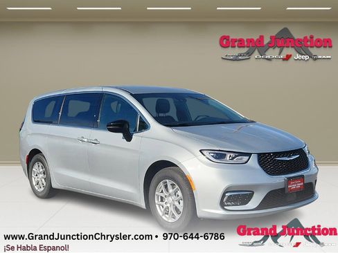 New 2026 Chrysler Pacifica Select image 1