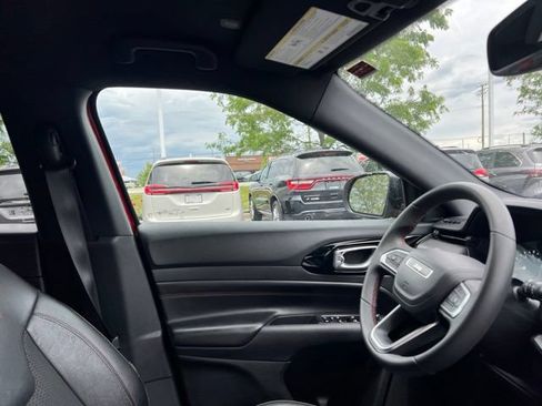 Used 2025 Jeep Compass Trailhawk AWD/4WD image 32