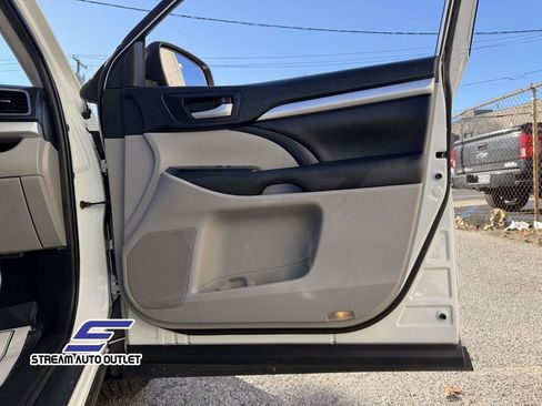 Used 2019 Toyota Highlander XLE image 12