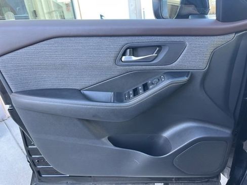 Used 2023 Nissan Rogue SV image 11