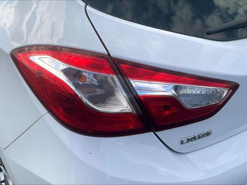 Used 2018 Chevrolet Cruze Premier FWD image 23