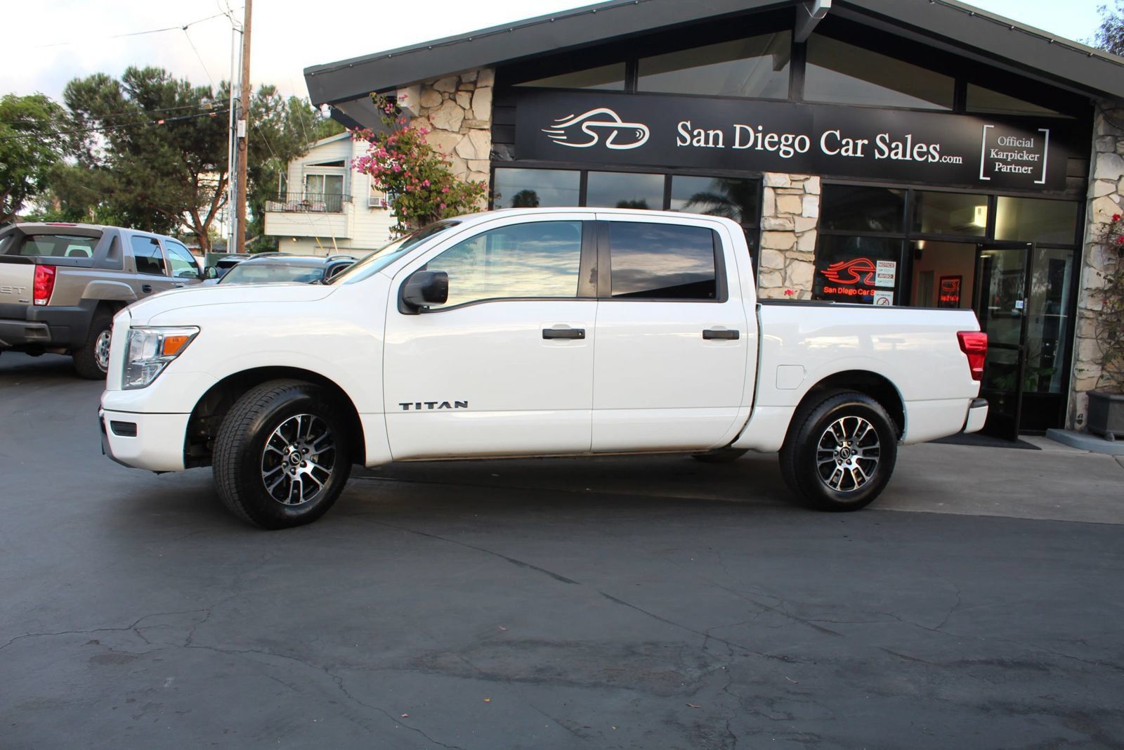 Used 2023 Nissan Titan SV RWD image 2