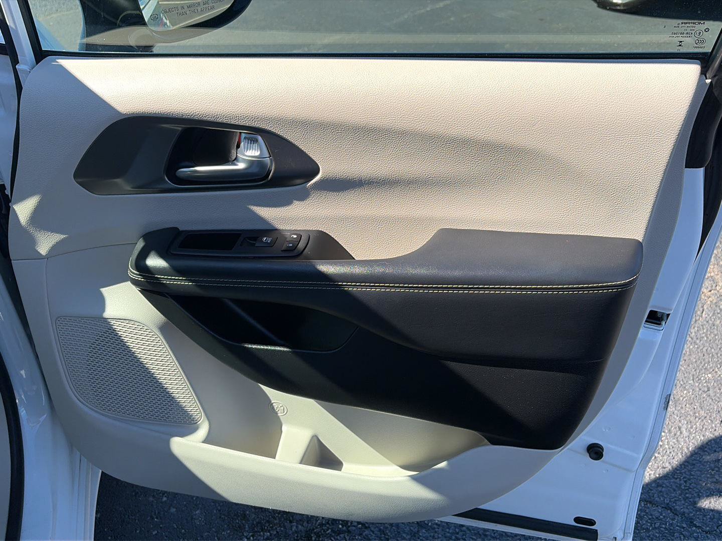 Used 2024 Chrysler Pacifica Touring-L FWD image 17