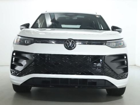 Certified 2026 Volkswagen Tiguan SE R-Line FWD image 5