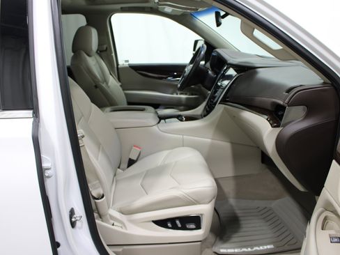 Used 2016 Cadillac Escalade Luxury AWD/4WD image 26
