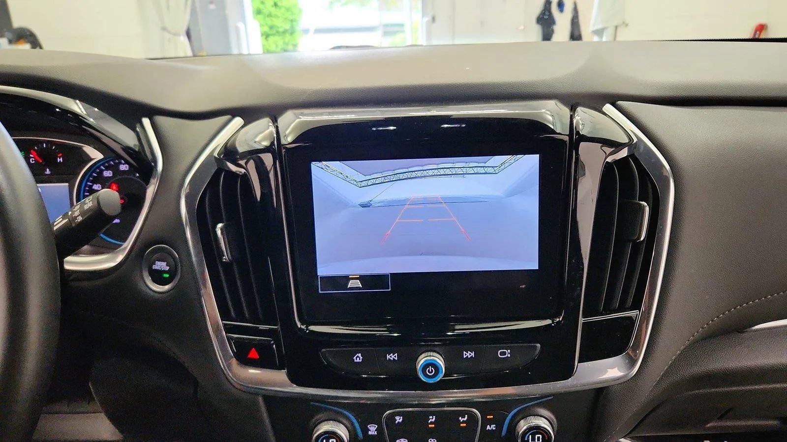 Used 2023 Chevrolet Traverse LT FWD image 17