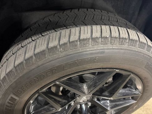 Used 2019 Chevrolet Traverse LT w/ LT Premium Package AWD/4WD image 9