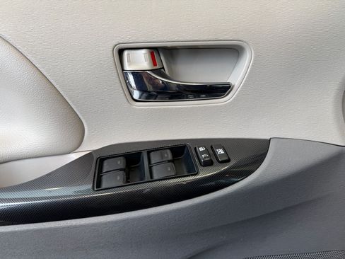 Used 2011 Toyota Sienna SE w/ Towing Pkg FWD image 14