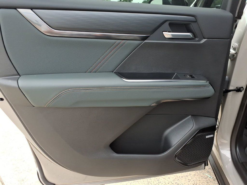 New 2026 GMC Acadia AT4 w/ LPO, Floor Liner Package AWD/4WD image 17