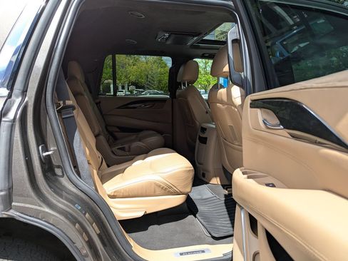 Used 2020 Cadillac Escalade Platinum AWD/4WD image 38