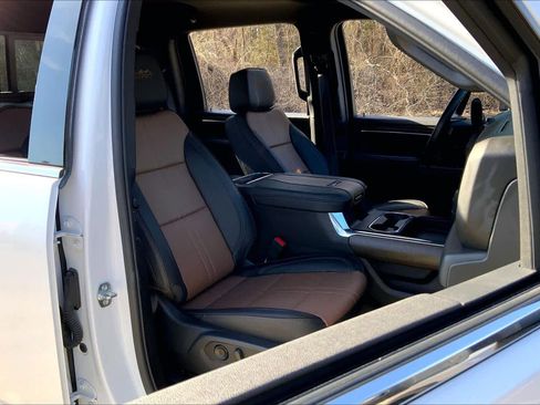 Used 2025 Chevrolet Silverado 3500 High Country w/ Technology Package image 9