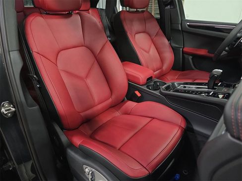 Certified 2025 Porsche Macan Turbo image 26