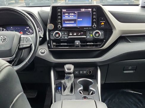 Used 2021 Toyota Highlander XLE FWD image 17