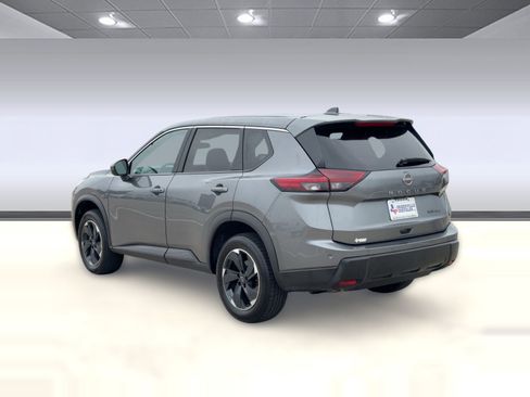 Used 2024 Nissan Rogue SV image 3