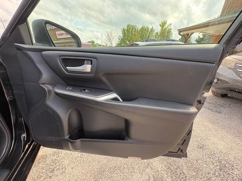 Used 2015 Toyota Camry SE w/ Moonroof Package FWD image 21