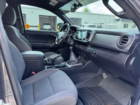 Used 2017 Toyota Tacoma TRD Off-Road AWD/4WD image 13
