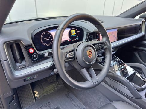 Used 2024 Porsche Cayenne Coupe AWD/4WD image 14