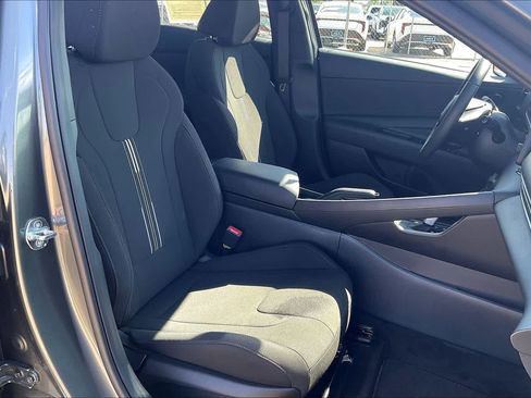 Used 2025 Hyundai Elantra Sport image 13
