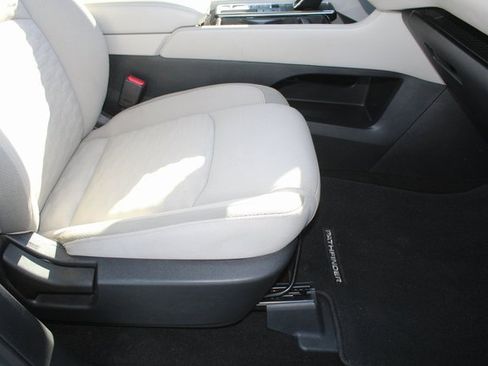 Used 2023 Nissan Pathfinder SV image 16