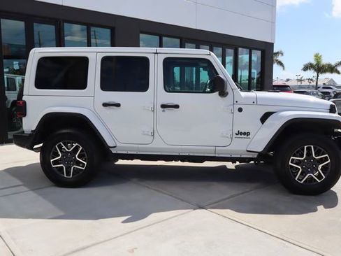 Used 2025 Jeep Wrangler Unlimited Sahara AWD/4WD image 2