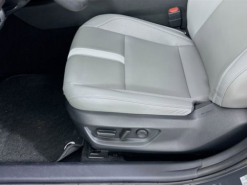 Used 2025 Toyota Camry SE w/ Convenience Package image 19