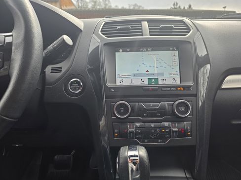 Used 2018 Ford Explorer XLT w/ Equipment Group 202A AWD/4WD image 10