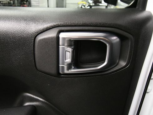 Used 2024 Jeep Gladiator Mojave w/ Technology Group AWD/4WD image 22