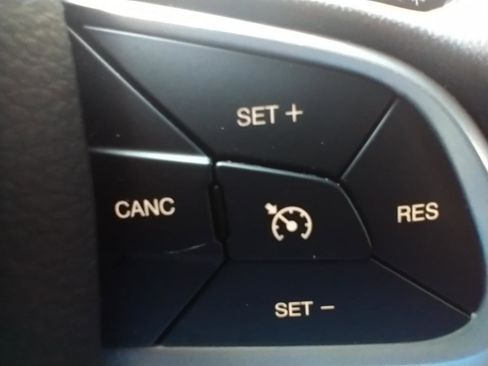 Used 2020 Jeep Renegade Latitude FWD image 28