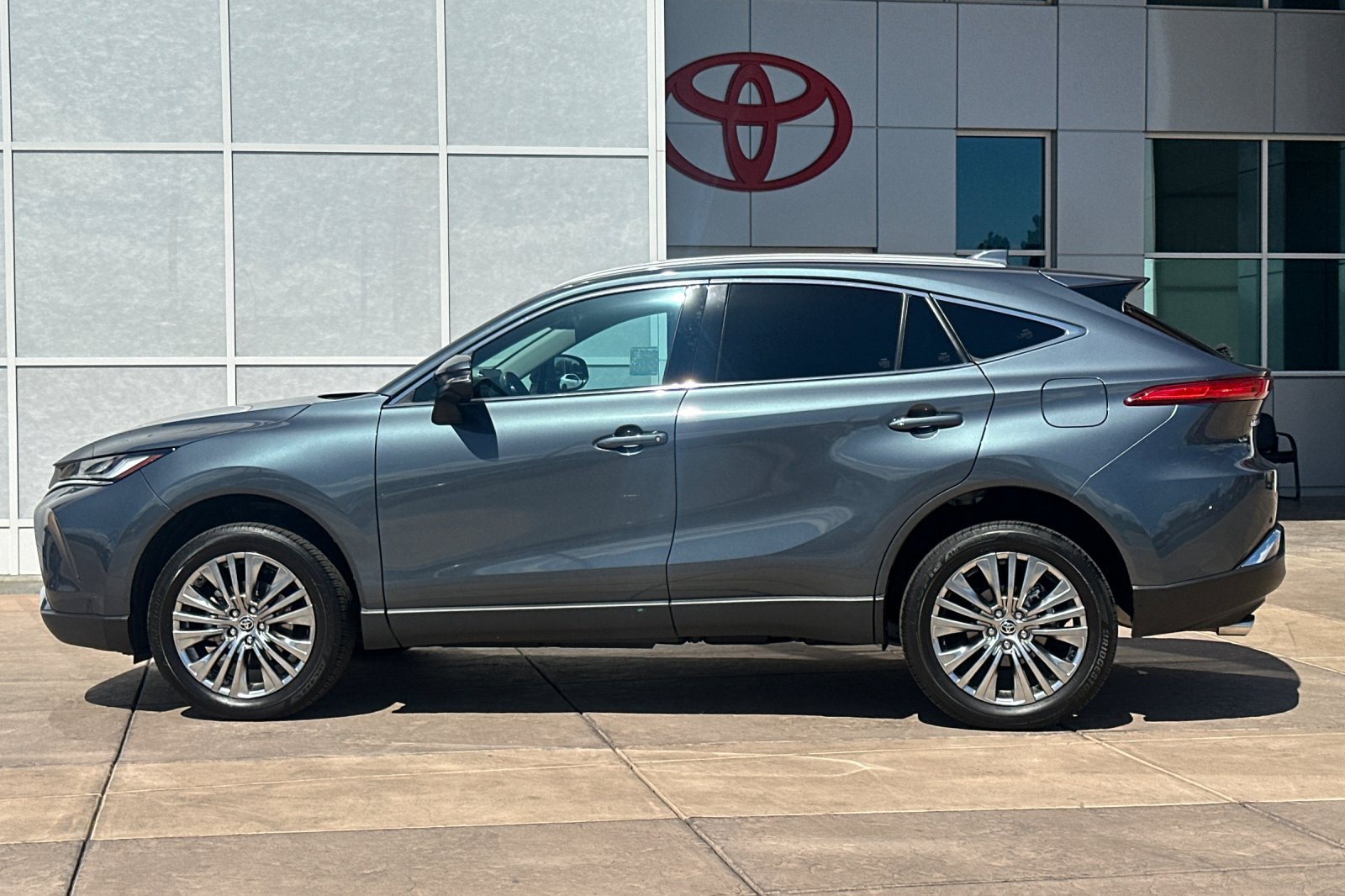 Certified 2024 Toyota Venza XLE AWD/4WD image 8