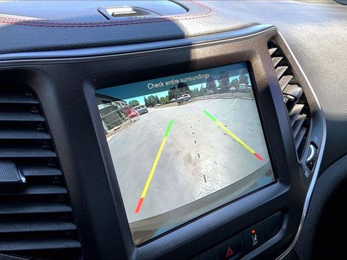 Used 2021 Jeep Cherokee Trailhawk w/ Comfort/Convenience Group AWD/4WD image 21