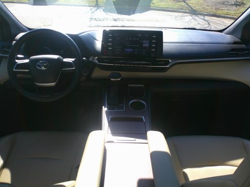 Used 2021 Toyota Sienna XLE image 33