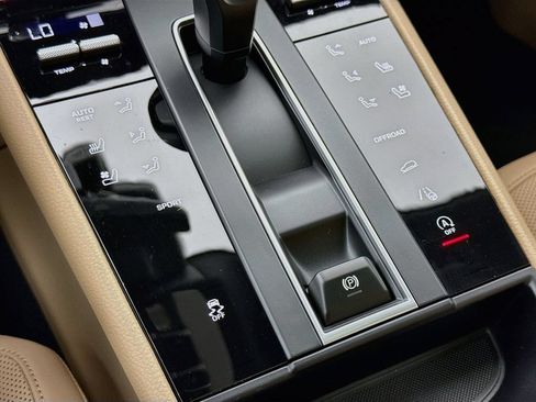 Certified 2025 Porsche Macan AWD/4WD image 22