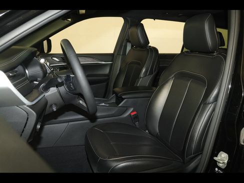 Used 2024 Jeep Grand Cherokee L Limited w/ Luxury Tech Group II AWD/4WD image 18