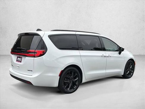 Used 2025 Chrysler Pacifica Limited FWD image 5