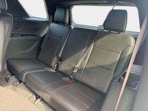 Used 2023 Chevrolet Traverse Premier FWD image 21