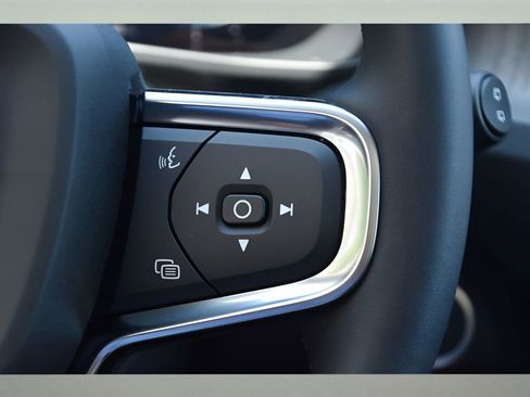 Certified 2025 Volvo XC40 B5 Plus w/ Protection Package Premier image 34