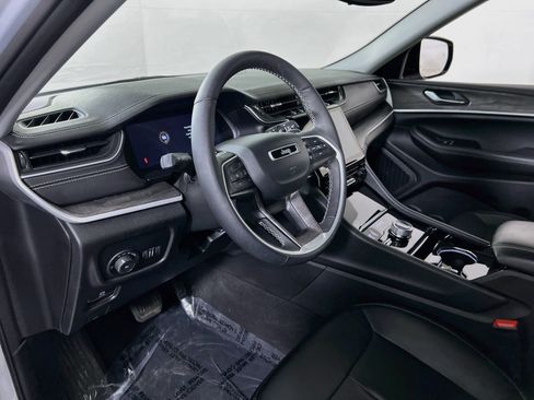 Used 2023 Jeep Grand Cherokee Limited AWD/4WD image 9