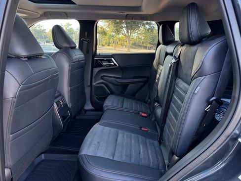 New 2025 Mitsubishi Outlander SE image 15