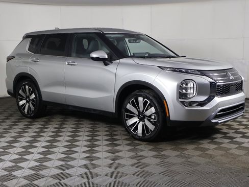 New 2026 Mitsubishi Outlander SE image 2