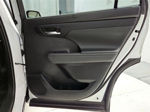 Certified 2023 Toyota Highlander XLE image 28